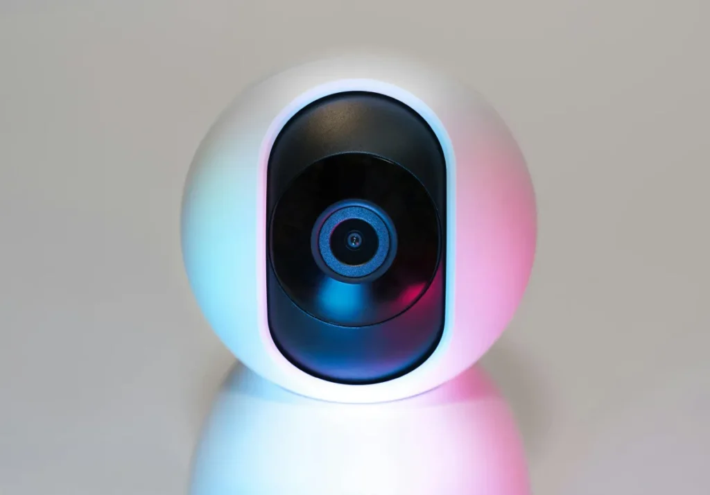 IP camera modern dengan desain compact dipasang di dalam ruangan sebagai sistem keamanan jaringan